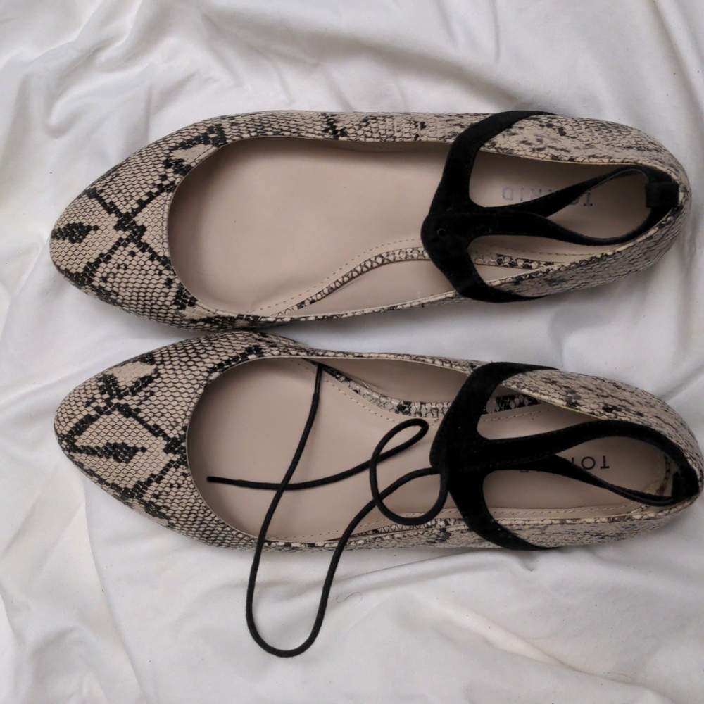 Torrid Brand Faux Tan & Black Snake Skin Flats Size 11W ( Wide Width ) Ankle Tie